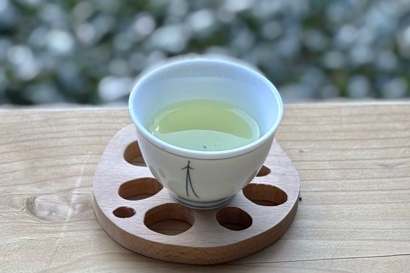 60℃ほどの適温でゆっくりと抽出した、手摘みのやぶきた茶。特有の甘みと旨みが口いっぱいに広がる。