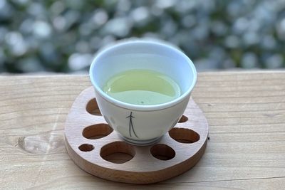 60℃ほどの適温でゆっくりと抽出した、手摘みのやぶきた茶。特有の甘みと旨みが口いっぱいに広がる。