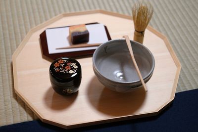 自分で点てた抹茶を季節の和菓子とともに、日本庭園を眺めながらいただける点茶体験。