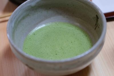 表面がクリームのようにきめ細かく、中央が少し盛り上がるように素早く泡点てる（写真は講師の方が点てたもの）。これがなかなか難しいが、自ら点てる醍醐味でもある。