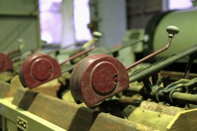 摘み取った生葉を、「荒茶（あらちゃ）」と呼ばれる緑茶の原形に加工するための器具。複数の機械を導入しながらも、最終的な仕上がりは職人の手によって見極められる。