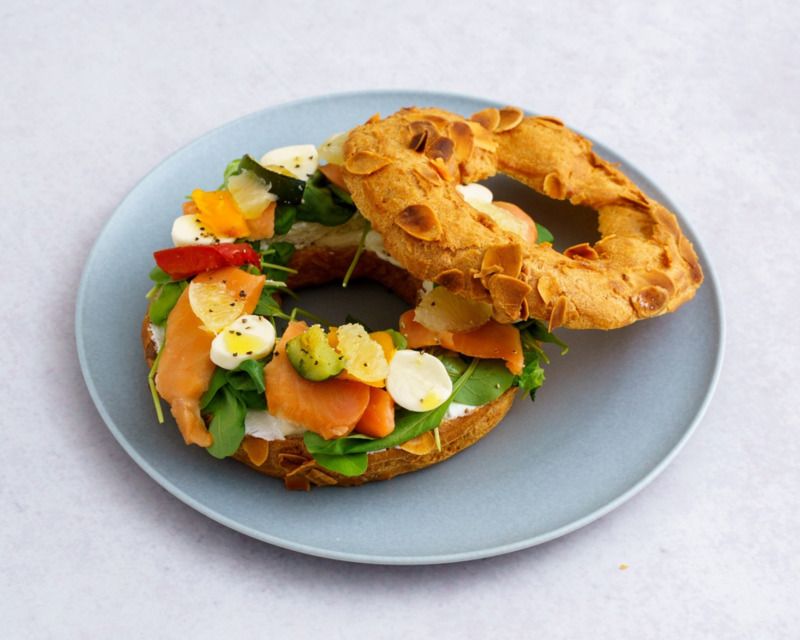 「エクレール サレ」セット2,750円（税込）／単品1,760円（税込）。写真は単品のサーモン。