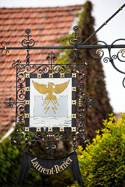 本社敷地内にある鉄製の看板。