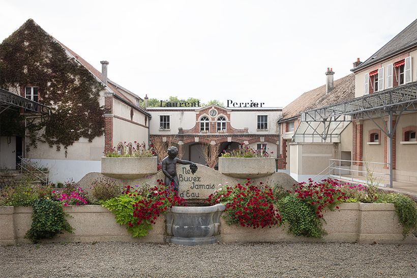 トゥール・シュル・マルヌ村にある本社の外観。歴史を感じさせる端正な石造り。