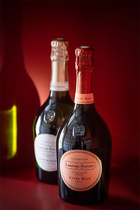 ピノ・ノワールの華やかな果実香を湛える「ローラン・ペリエ ロゼ（Rosé）」と、シャルドネ100％のみずみずしい「ローラン・ペリエ ブラン ド ブラン ブリュット ナチュール（Blanc de Blancs Brut Nature）」。メゾンに息づくエレガンスと純粋さを映し出す。