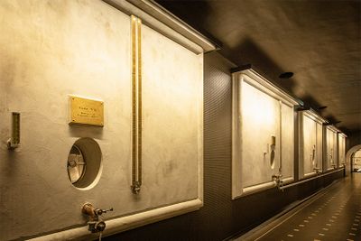 地下のカーヴには、かつて使われていたセメント製のタンクが残っていた。