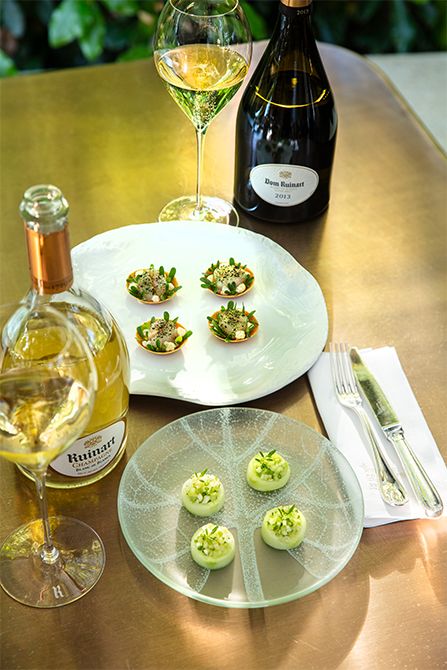 パビリオン内のレストランで味わえるアミューズ・ブーシュは、繊細な味覚と美しい彩りでシャンパーニュの個性を引き立てる。きゅうり、フェンネル、セロリを細かく刻み、シーアスパラガスとオイスターリーフを加えた前菜は「ルイナール ブラン・ド・ブラン（Blanc de Blancs）」とともに爽やかに。鯛とカリフラワー、海苔を重ねた小さなタルトは「ドン・ルイナール  2013（Dom Ruinart）」と響き合い、海と大地の余韻を感じさせる、端正で洗練された味わい。庭園内には現代アートが点在し、散策するのも楽しい。