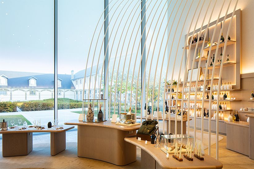 左・パビリオンのショップ。歴史的建造物と新しい建物が対面し、メゾンの理念である伝統と革新の共存を体現している。