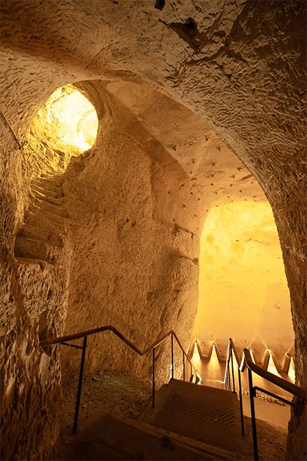 世界遺産の価値　カーヴ　Cave　シャンパーニュ地方に広がる白亜土壌。古代ローマ時代には石切り場だったこの地下空間は、総延長100km以上に及ぶ。地下のカーヴは、長期の瓶内熟成、保管、澱抜きなど、シャンパーニュ造りに欠かせない場所となっている。