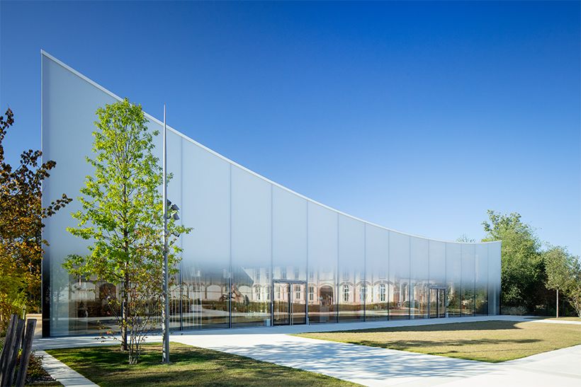 新パビリオン「4 RUE DES CRAYÈRES」は、大阪・関西万博の大屋根リングを手がけたことで知られる建築家・藤本壮介氏による設計。建物には主に地元ランス産の素材が使われ、太陽光、地熱、雨水を利用したサステナブルな造り。