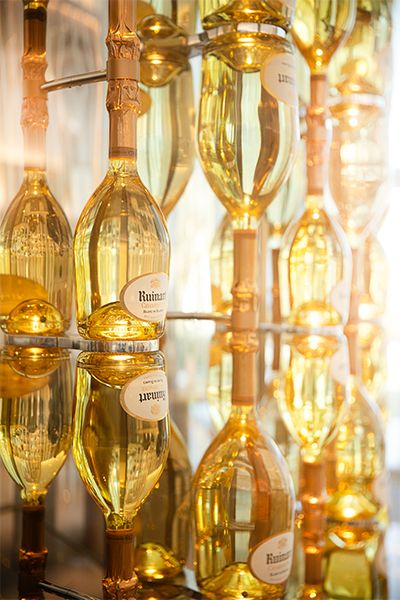 新パビリオン「4 RUE DES CRAYÈRES」内の、ボトルを使った美しいディスプレイ。