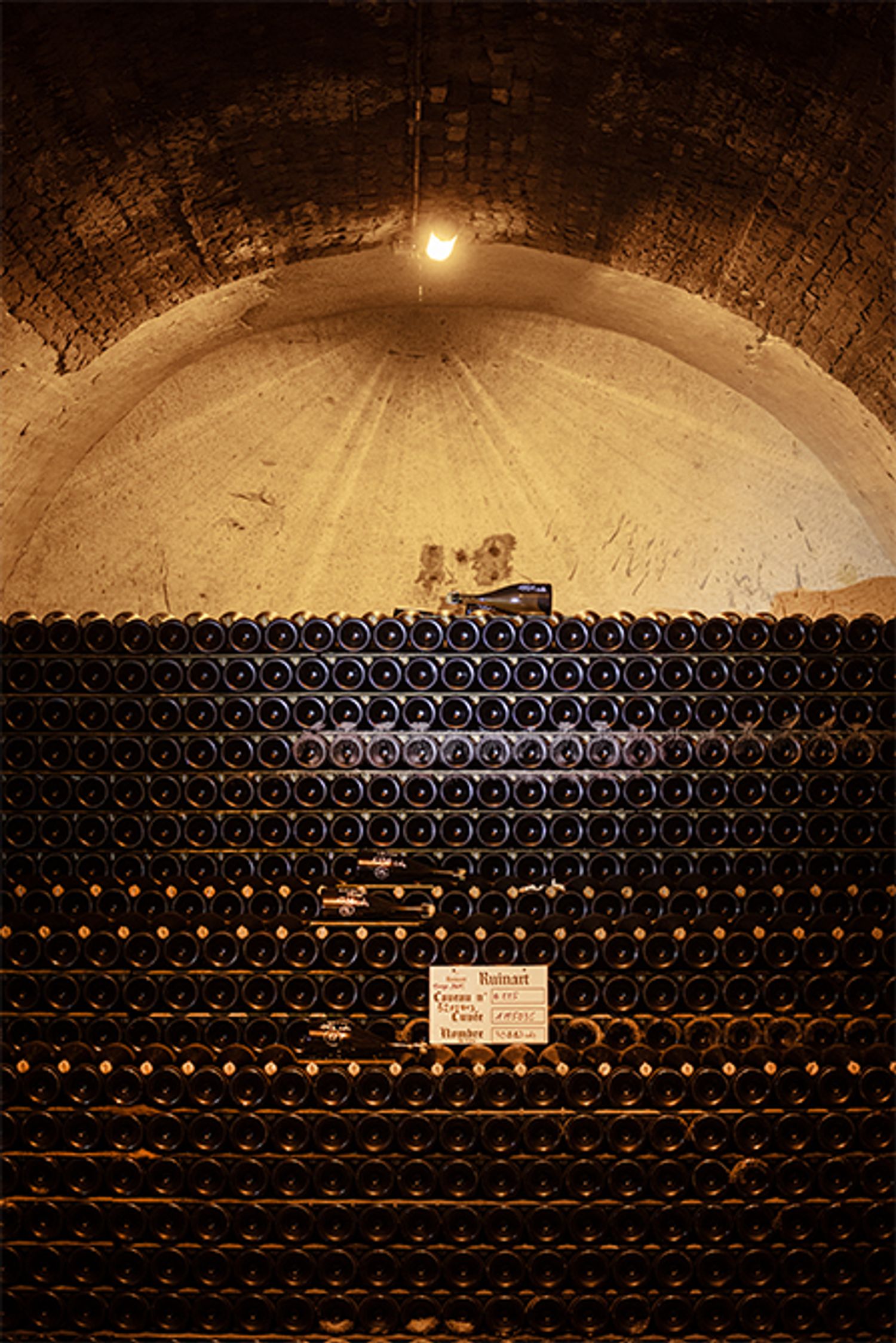 地下のカーヴには膨大な数のボトルがストックされている。