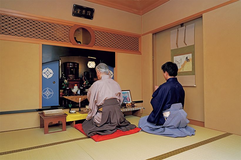 遠州公も祀られている祖堂で読経する家元と若宗匠。「無事に新年を迎えられたことを先祖にご報告するのが、家にとって大切なこと。『一年間またよろしくお願いします』という気持ちで供茶します」と若宗匠。