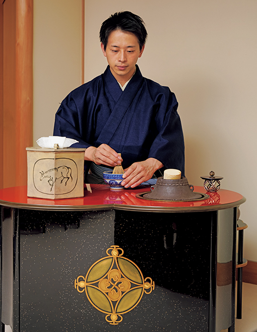 大晦日から元旦へ、埋み火をつなぎ、心をつなぐ 遠州茶道宗家のお正月