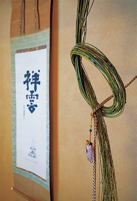 五色の紐で固定した柳の結び目には、蟬の志野袋が飾られる。掛物は祥雲の字と寿老人。