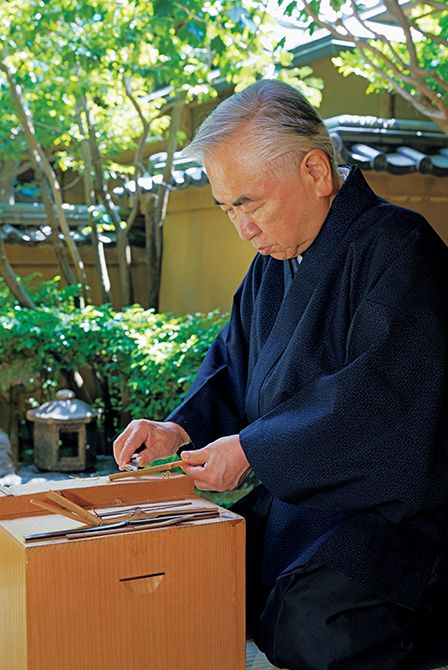 「茶杓は一刀で長く削るように心がけ、節の部分だけ細かく削ります」と家元。竹を矯た めてから削り上げるまで2時間以上かかる。先般茶杓を初削りした若宗匠は「一刀の違いに個性が表れます」と語る。