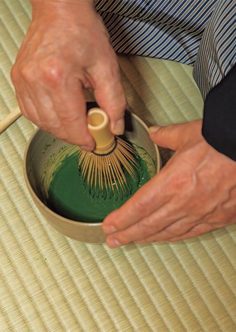 正客の濃茶を練る家元。