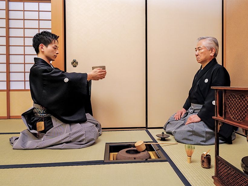 点初めの濃茶席では家元が濃茶を練り、若宗匠が伴頭を務める。茶碗を介して親子が遠州流茶道に向き合うとき、茶室には厳かな空気が広がる。客席の視線は、家元と若宗匠のやり取りに集まる。