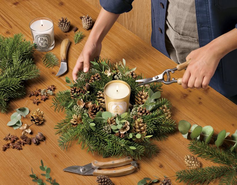 本物の針葉樹を使ったリース。写真のようにリース中央にキャンドルを置くのもおすすめ。