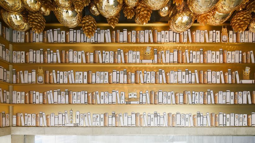 ポップアップイベント内観。壁面におとぎ話の世界が描かれる。夜になるとライティングと相まってより幻想的な雰囲気が楽しめる。