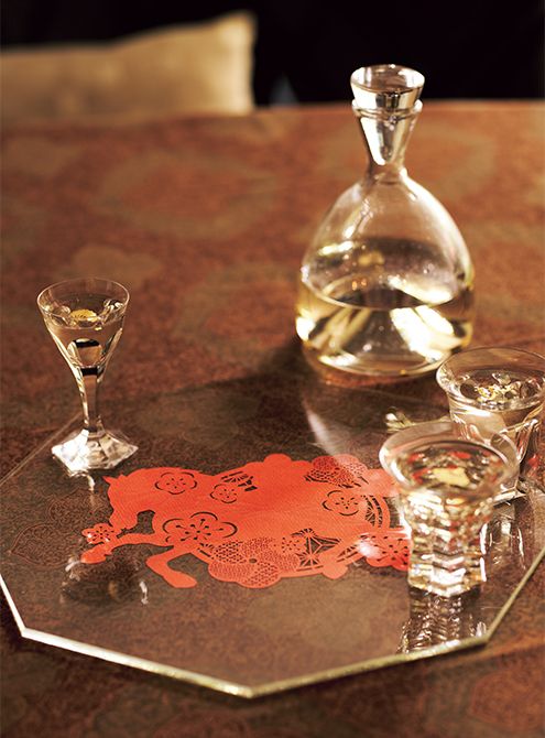 ガラス製マットの下に敷き、テーブルコーディネートのアクセントに。