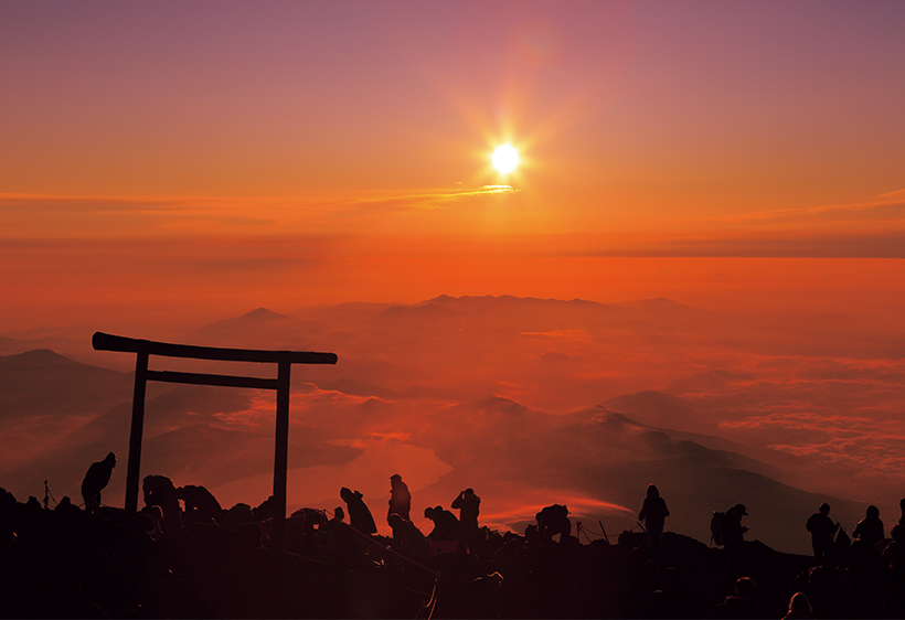 2026年の開運祈願。富士山信仰の一つ、「登拝」とは | 家庭画報.com
