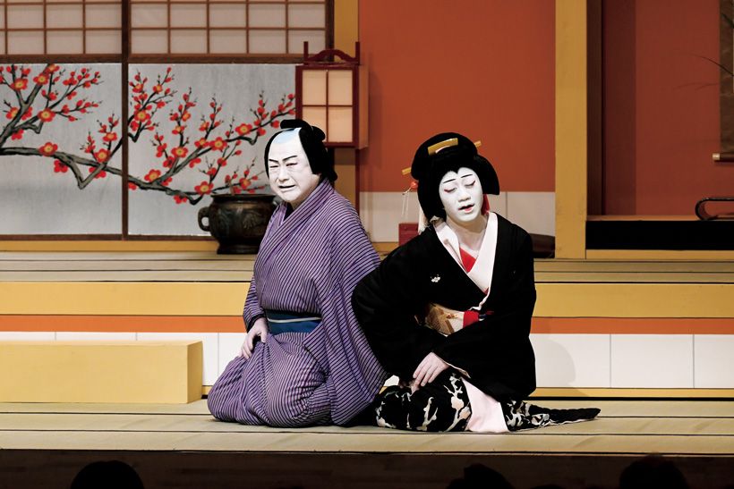 『心中天網島河庄（しんじゅうてんのあみじまかわしょう）』： 写真上、下・北新地の遊女・小春と紙屋の主人治兵衛は深い仲。小春は一度は治兵衛の妻・おさんへの義理から身を引く覚悟をするが、その事情は治兵衛の知るところとなり、二人は網島で心中する。写真は中村鴈治郎さん演じる治兵衛と、中村壱太郎さんの小春（2019年1月大阪松竹座）。