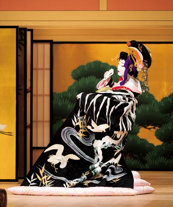 『廓文章吉田屋（くるわぶんしょうよしだや）』：豪商の跡取り息子だが傾城の夕霧に入れ揚げ、勘当されてしまった伊左衛門。編笠に寒々しい紙衣（かみこ）姿で揚屋を訪れ、夕霧に対して拗ねたり仲直りしたり。そこへ実家から勘当を許す知らせとともに夕霧身請けの千両箱が届く。写真は中村壱太郎さん演じる夕霧（2020年12月南座）。