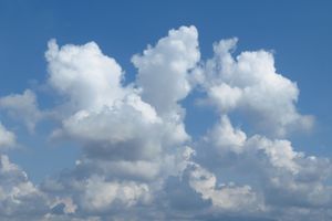 雲は大きく分けて10種類。空の高さと形が雲の名前を決めます【十種雲形を解説】