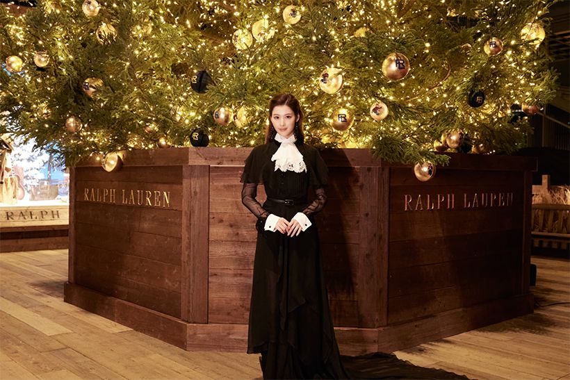 ツリーの点灯式にはTWICEのSANAさんが登場