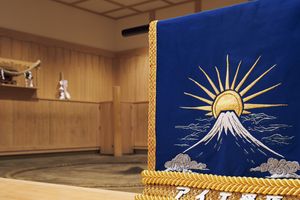 横綱・大の里の化粧廻しを拝見。日本人の心に生きる、富士山と大相撲