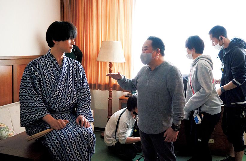 喜久雄役の吉沢 亮さんに歌舞伎指導する鴈治郎さん。「人間国宝にまでなる役ですし、歩き方から姿勢、動き、普段の佇まいからもちろん台詞の言い回しまで、お客様が違和感を覚えないよう、歌舞伎を知る人が見ても不自然に感じられないように、細部にまで助言しました」。