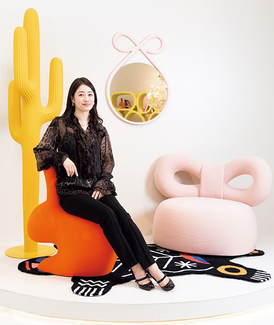 左は「ラビットチェアヴェルヴェット」（幅69×奥行き39.5×高さ80センチ、10万2300円）。右は「リボンアームチェア」（幅105×奥行き80×高さ77センチ、75万6800円）。