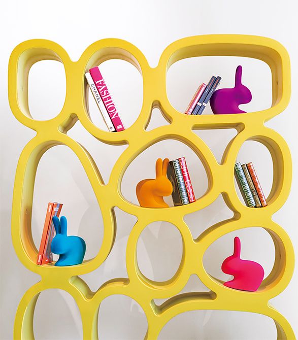 「ラビットXSブックエンド」（幅20×奥行き11×高さ22.5センチ、各2万8600円）と書棚「コイブキブックケース」（幅約125.8×奥行き30×高さ約193.1センチ、35万9700円）。