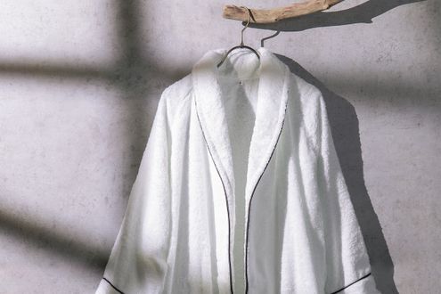 厚みと軽さを両立、シルクのような肌触りのバスローブ「今治浴巾」