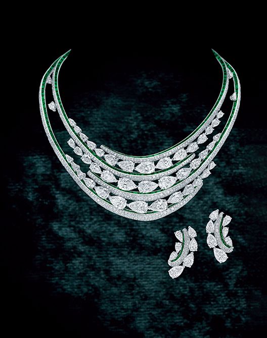 エメラルドの見せ方で表情が変わる絶妙なデザイン