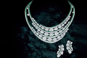 エメラルドとダイヤモンドで絶妙な輝きを演出。繊細かつユニークな名品ジュエリー