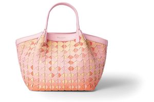 浮世絵の技法に着想を得た「セラピアン」のバッグ。華やかさに加え実用性も抜群