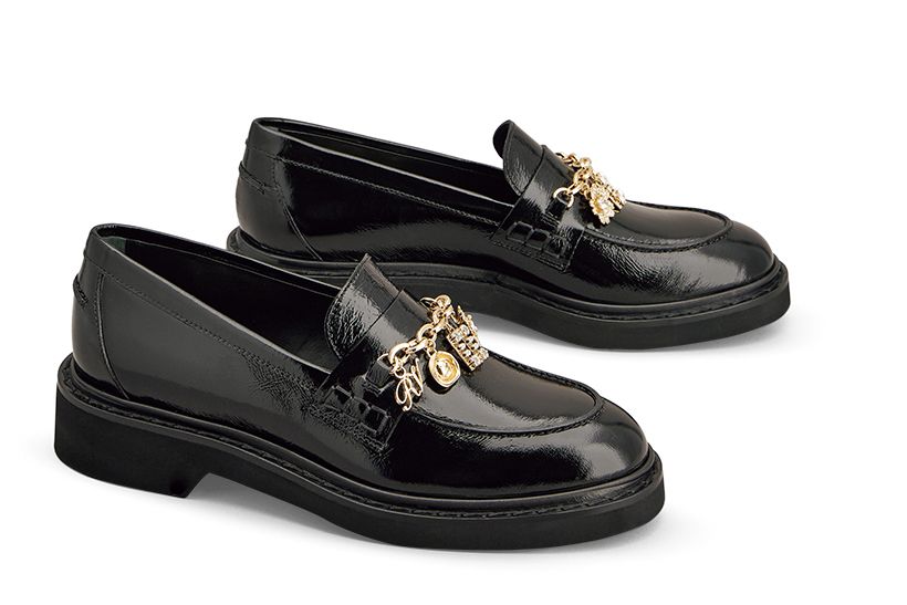 Roger Vivier チャーム煌めくローファー