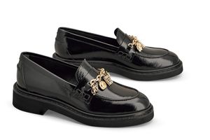 美術品のような輝きを放つ「ロジェ ヴィヴィエ」のローファーはどんな装いとも好相性