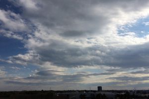 表情豊かな雲「層積雲」とは。波状やハチの巣状の雲に出合えることも