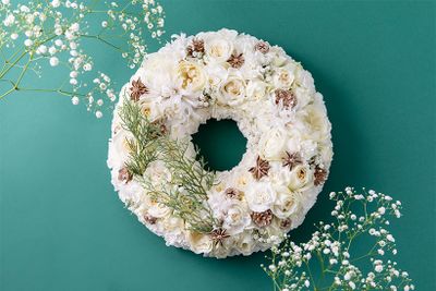 バラ‘ブルゴーニュ’、‘シェドゥーブル’、スプレーバラ‘コットンカップ’、スプレーカーネーション‘ホワイトベビードール’、カスミソウ‘アルタイル’、ダイヤモンドリリー、ブルーアイス