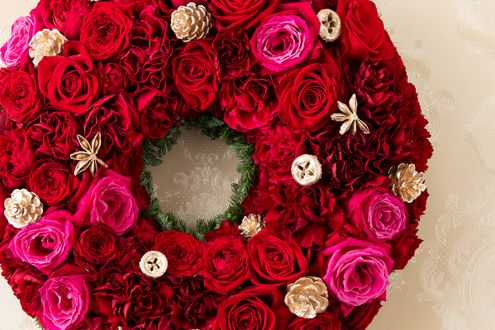 クリスマスの華やかさと煌めきを──バラとカーネーションによる深紅のリース