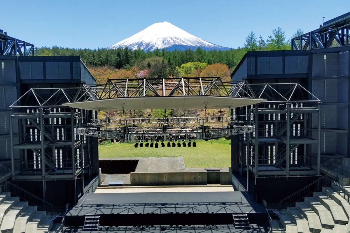 世界の音楽家から愛される「河口湖ステラシアター」。富士山の威容を