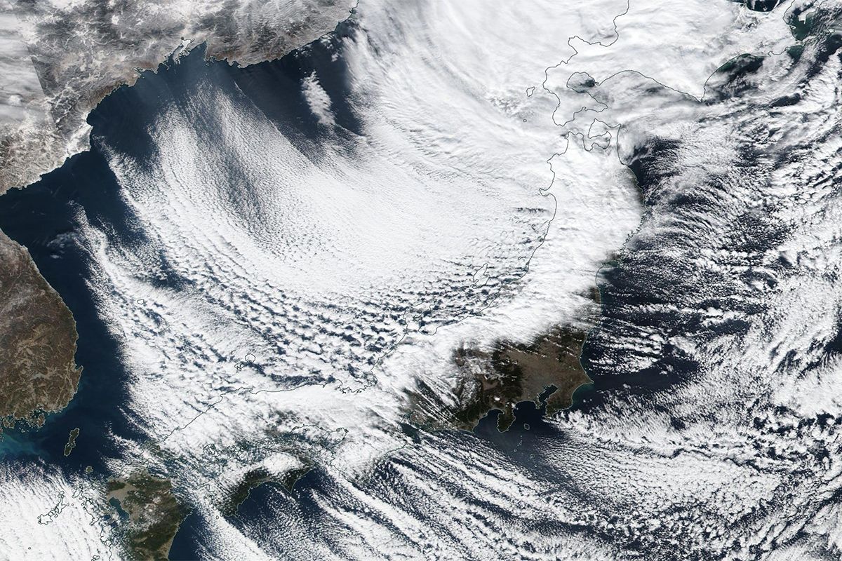美しい縞模様の「筋状雲」。日本海側に雪や雨をもたらすため注意が必要です