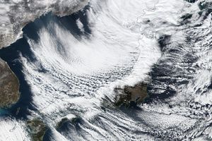 美しい縞模様の「筋状雲」。日本海側に雪や雨をもたらすため注意が必要です