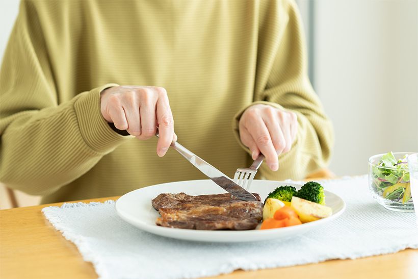 血糖値の上昇を抑えるホルモン「GIP」は、食事の初めに脂質をたっぷり摂ると分泌される。