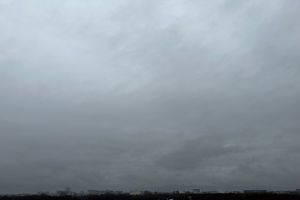 分厚くて灰色の「乱層雲」。どんな雨を降らせることが多いでしょう？