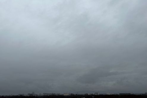 分厚くて灰色の「乱層雲」。どんな雨を降らせることが多いでしょう？