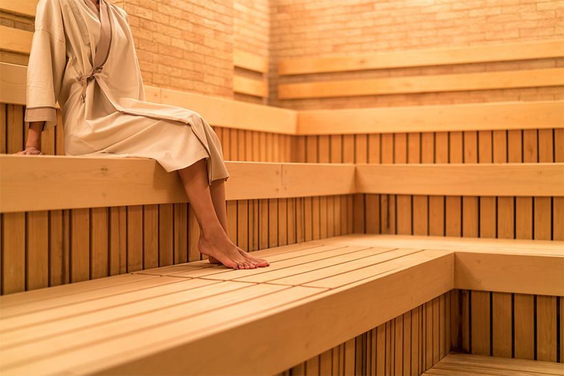 体内の余分な水分を出すにはサウナや岩盤浴を利用するのも手。